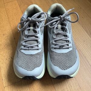 TOPO ATHLETIC  MT-4 Women's Trail Running Shoes SIZE 9